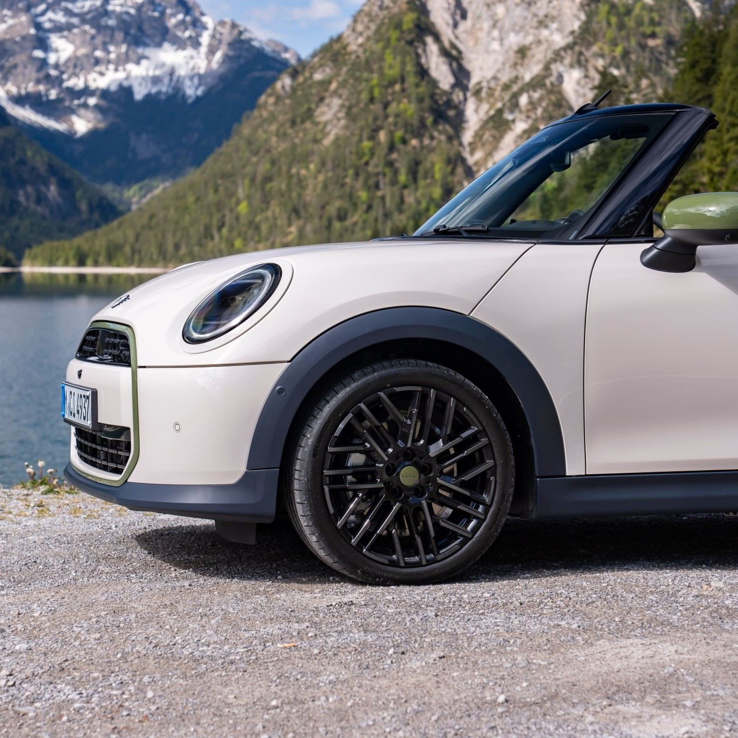 MINI Cooper S Convertible Paul Smith Edition parado na estrada com uma paisagem natural.